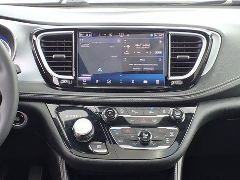 Used 2025 Chrysler Pacifica Limited FWD image 23