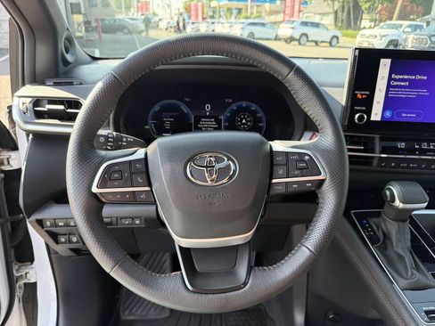 Used 2025 Toyota Sienna Platinum AWD/4WD image 27