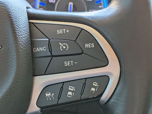 Used 2015 Chrysler 300 C w/ Light Group image 25