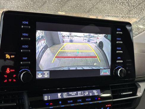 Used 2022 Toyota Sienna Limited image 22