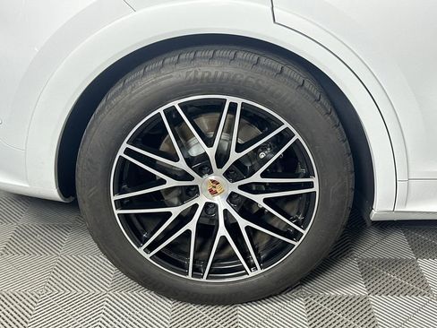 Used 2025 Porsche Cayenne Coupe AWD/4WD image 17