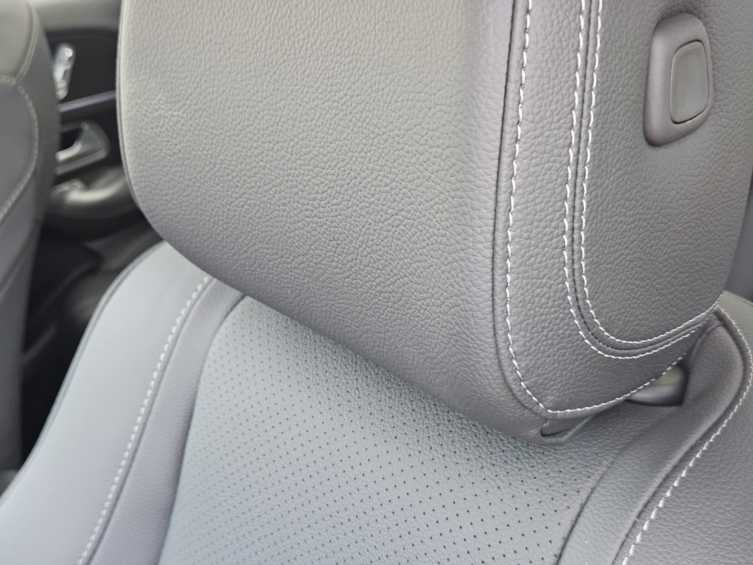 Used 2026 Mercedes-Benz GLS 450 4MATIC w/ AMG Line Exterior image 7
