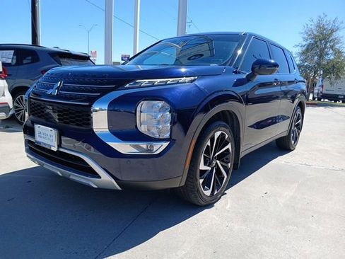 Used 2024 Mitsubishi Outlander SE image 3