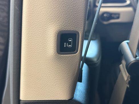 Used 2023 Chrysler Pacifica Touring-L image 25