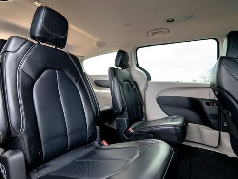 Used 2024 Chrysler Pacifica Touring-L FWD image 38