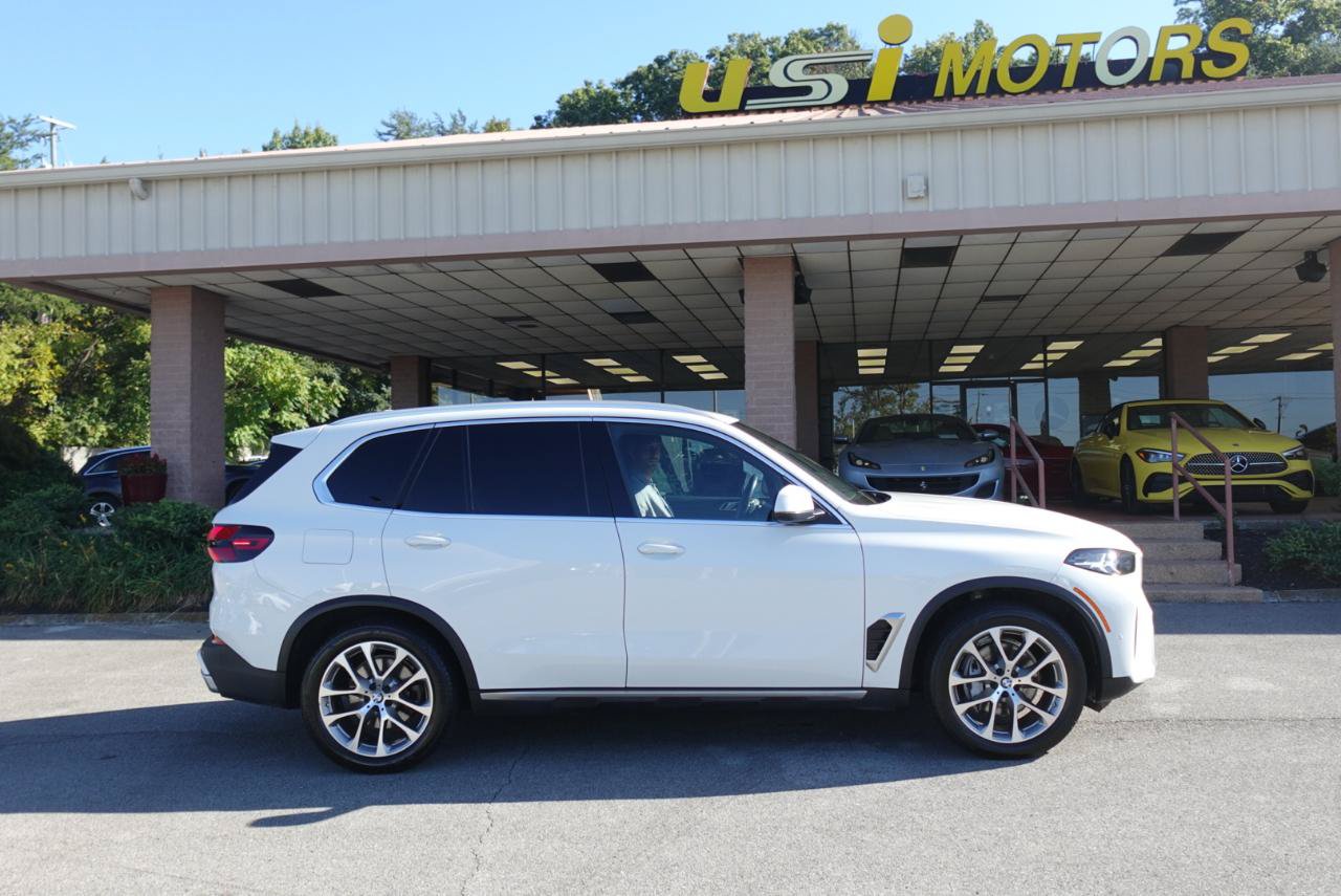 Used 2024 BMW X5 xDrive40i w/ Parking Assistance Package AWD/4WD image 2