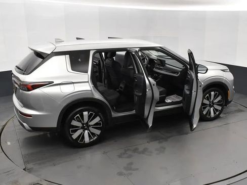 Used 2025 Mitsubishi Outlander SE image 6