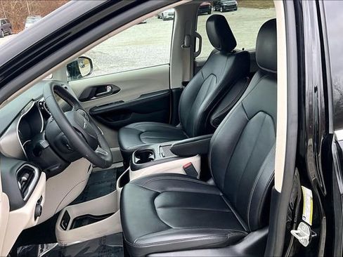 Used 2024 Chrysler Pacifica Touring-L image 25