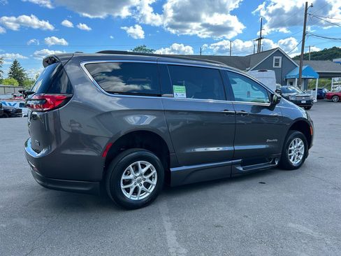 Used 2022 Chrysler Pacifica Touring-L FWD image 5