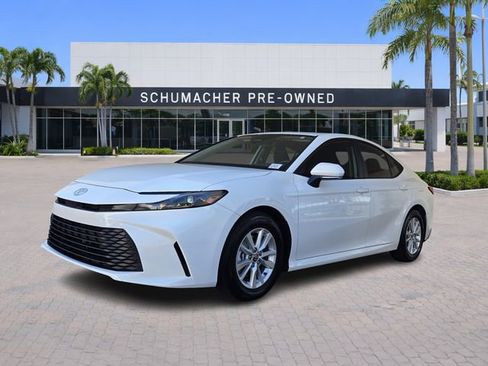 Used 2025 Toyota Camry LE image 3