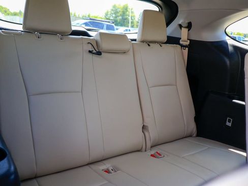 Used 2025 Toyota Highlander XLE FWD image 14