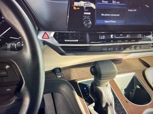 Used 2024 Toyota Sienna LE image 12