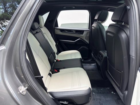 Used 2025 Porsche Cayenne AWD/4WD image 41