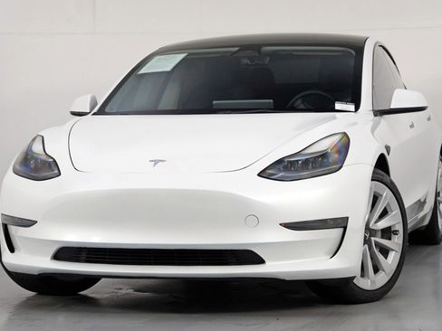 Used 2023 Tesla Model 3 Standard Range image 3