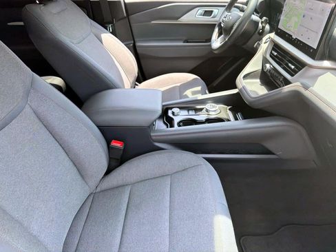 Used 2025 Ford Explorer Active AWD/4WD image 8