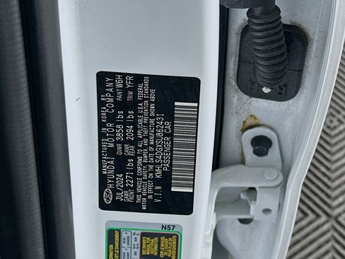 Used 2025 Hyundai Elantra SEL image 12