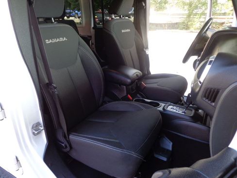 Used 2016 Jeep Wrangler Unlimited Sahara w/ Connectivity Group AWD/4WD image 13