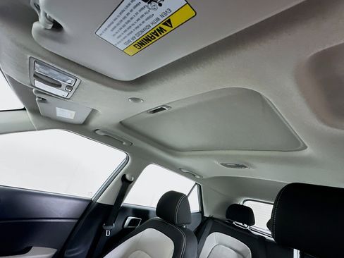 Used 2025 Hyundai Venue SEL image 25