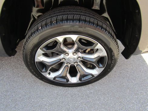 Used 2021 RAM 1500 Limited w/ Body Color Bumper Group image 10