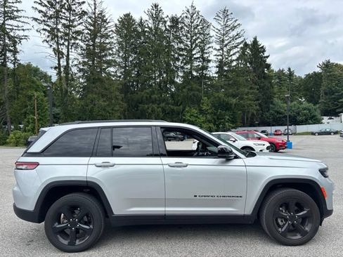 Used 2024 Jeep Grand Cherokee Altitude AWD/4WD image 9