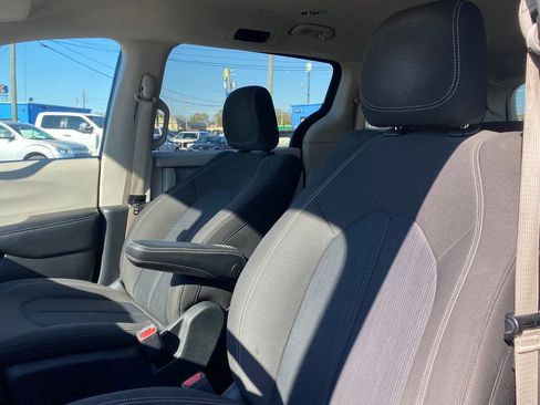 Used 2020 Chrysler Voyager L FWD image 10