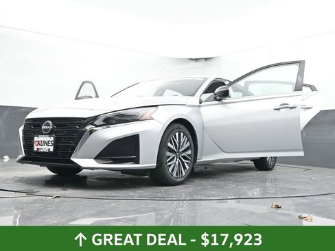 Used 2024 Nissan Altima 2.5 SV FWD image 65