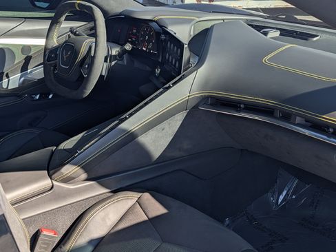 Used 2021 Chevrolet Corvette Stingray w/ Z51 Performance Package image 19