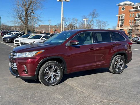 Used 2018 Toyota Highlander LE image 27
