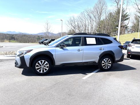 Used 2025 Subaru Outback Premium image 4