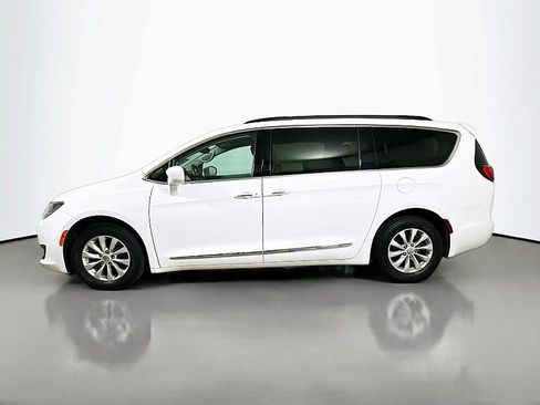 Used 2017 Chrysler Pacifica Touring-L FWD image 4