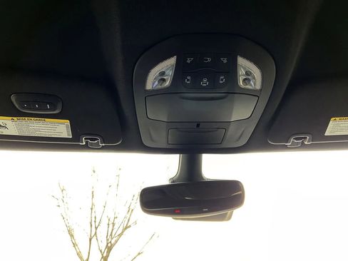 Used 2025 Chrysler Pacifica Select FWD image 16