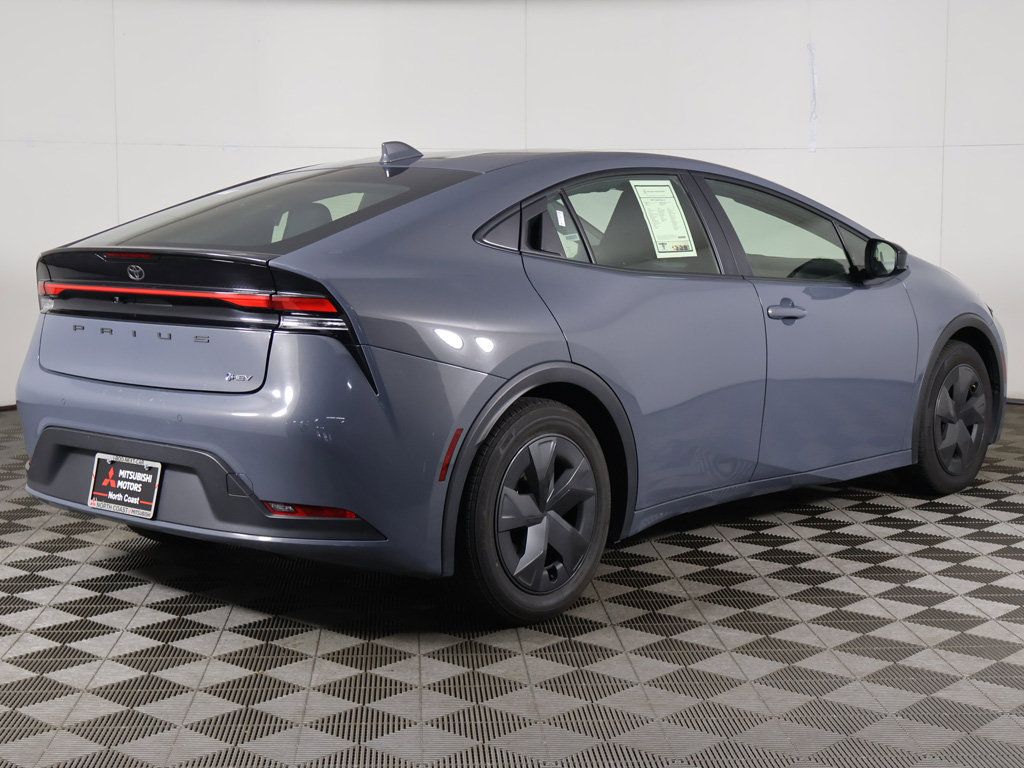 Used 2025 Toyota Prius LE FWD image 8