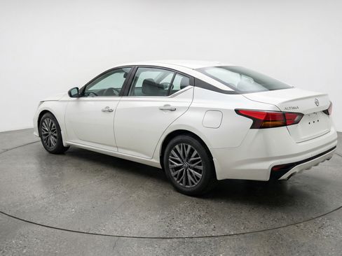 Used 2025 Nissan Altima 2.5 SV image 6