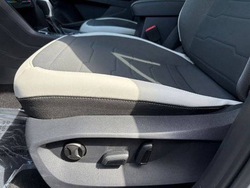 Used 2025 Volkswagen Taos SE AWD/4WD image 28