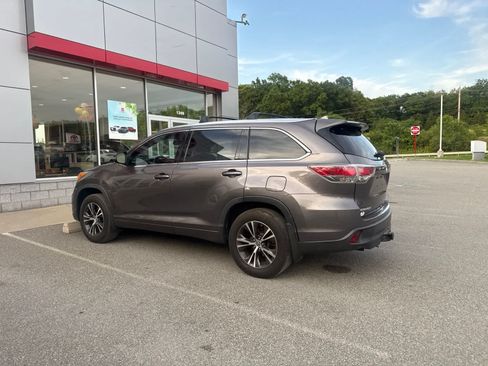Used 2016 Toyota Highlander XLE AWD/4WD image 11