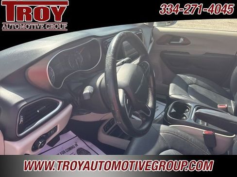 Used 2018 Chrysler Pacifica Touring-L image 34