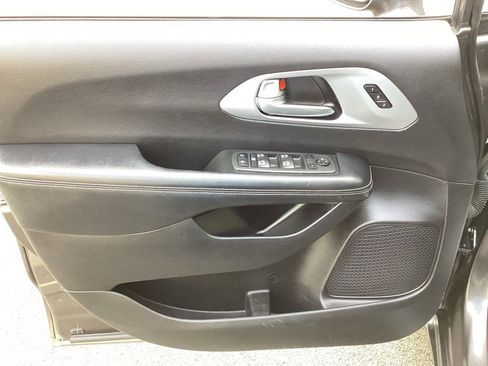 Used 2021 Chrysler Pacifica Touring-L w/ Uconnect Theater Family Group image 26