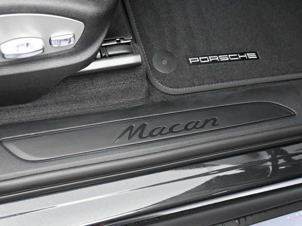 Certified 2026 Porsche Macan AWD/4WD image 30