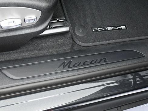 Certified 2026 Porsche Macan AWD/4WD image 30