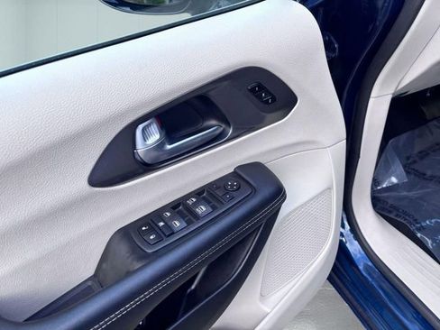 Used 2024 Chrysler Pacifica Limited FWD image 13
