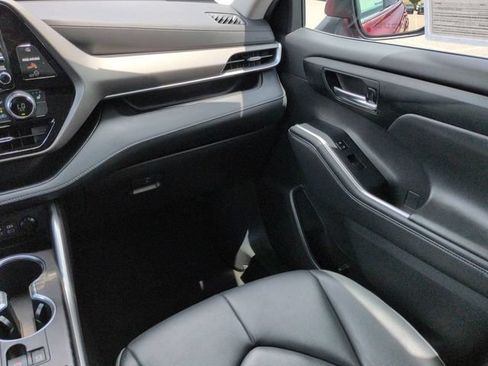 Used 2022 Toyota Highlander XLE FWD image 17