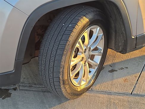 Used 2019 Jeep Cherokee Latitude w/ Popular Appearance Group image 31