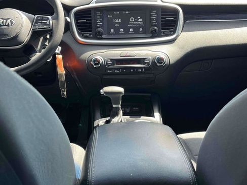 Used 2019 Kia Sorento AWD V6 image 3
