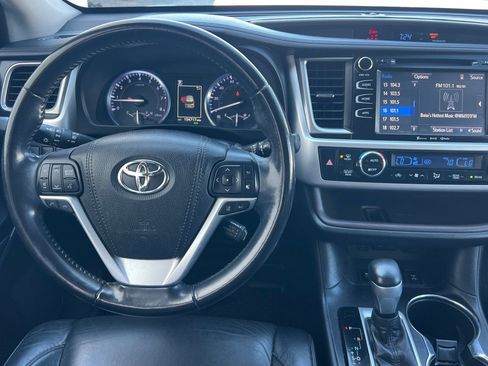 Used 2018 Toyota Highlander XLE AWD/4WD image 11