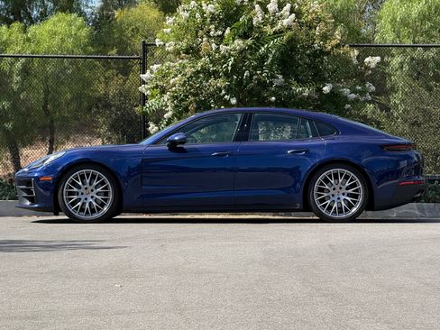 Used 2026 Porsche Panamera image 2