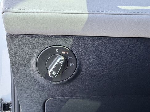 Used 2025 Volkswagen Taos SE AWD/4WD image 29