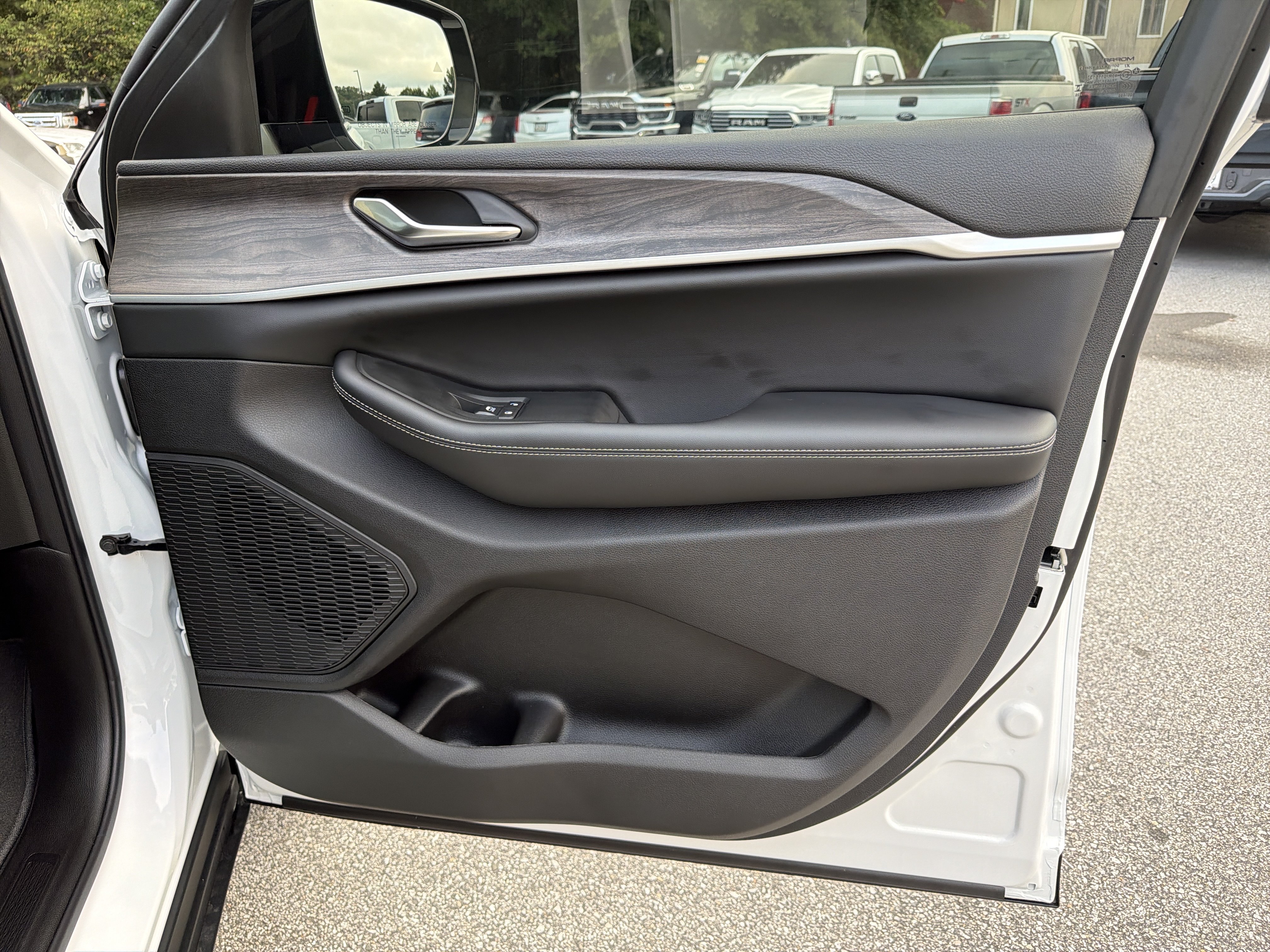 New 2027 Jeep Grand Cherokee Altitude AWD/4WD image 13