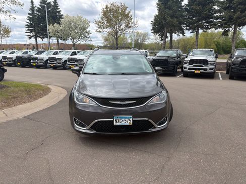 Used 2017 Chrysler Pacifica Touring-L Plus w/ Advanced Safetytec Group FWD image 2