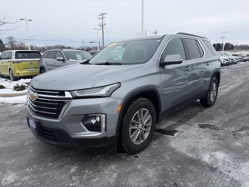 Used 2023 Chevrolet Traverse LT image 2