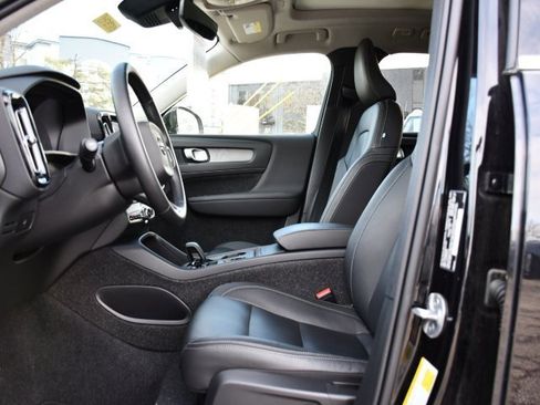 Certified 2025 Volvo XC40 B5 Core image 12